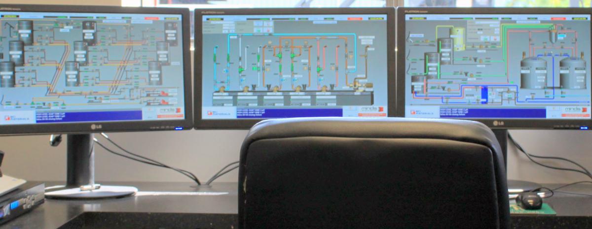 Les multi-écrans permettent une visualisation complète de l'usine
