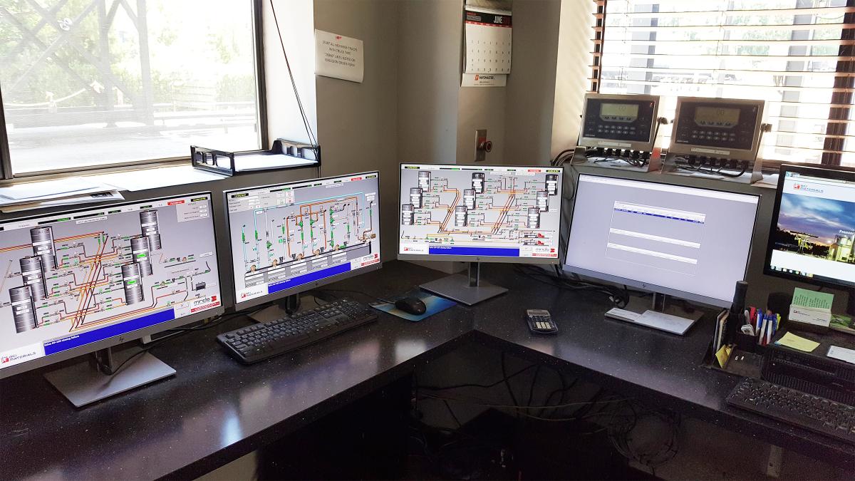 Les moniteurs de l'usine d'émulsion de Blythe Construction affichent quatre éléments du système de contrôle EmulTronic de MINDS et son logiciel Tessera pour le chargement et la billetterie.
